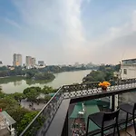 Khách sạn và Du lịch Aurora Central